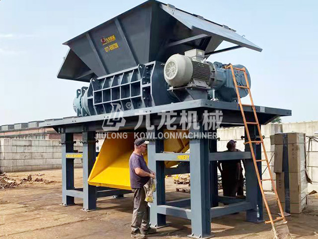 波蘭廢鐵（tiě）撕碎機現場